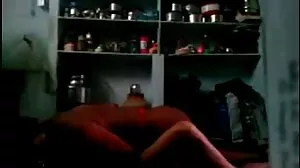 Λατίνα μωρό Susy Gala γλιστρά ένα μεγάλο κόκορα στο μουνί