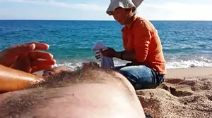 Η μικροκαμωμένη έφηβη Karlie Brooks γαμάει τον μηχανικό