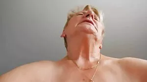 Η καυλιάρης γλυκιά Tarra White αυνανίζεται σαν επαγγελματίας