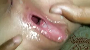 Το τσουράκι lesbo τρίβει την κλειτορίδα