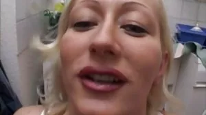 Το MILF Kiki Daire γεμίζει τις τρύπες της με μαύρο κόκορα