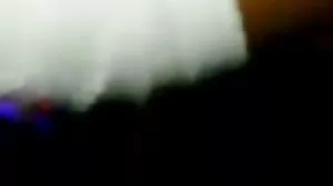 Μικροκαμωμένος έφηβος με παπούτσια και πιπιλίζει τον πούτσο πριν το σεξ