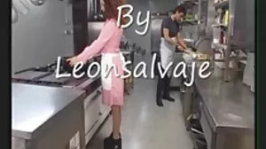 Το μουνί τρώει τα δάχτυλα της θετής μαμάς latina milf