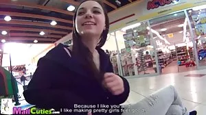 Ξανθιά Aaliyah Αγάπη πρόσωπο κάθεται και μουνί γλείφει τρίο