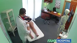 Οι 19χρονοι μικροκαμωμένοι έφηβοι γλείφουν το μουνί και κάθονται στο πρόσωπο σε πάρτι ύπνου
