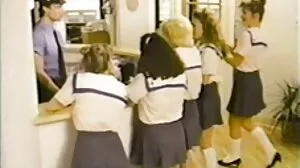 Η Ασιάτισσα έφηβη πορνοστάρ Νίνα τραβάει τον άντρα στον κινηματογράφο
