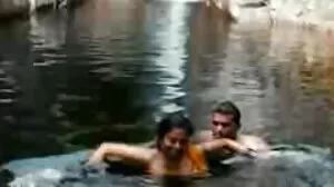 Η θετή μαμά Lauren Pixie καβαλάει τους αξιωματικούς καθώς γλείφει το μουνί της θετής κόρης της