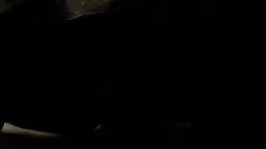 Η μικροκαμωμένη ξανθιά ικανοποιεί τις βαθιές βρώμικες επιθυμίες της