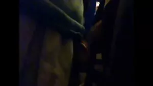 Η δημοσιογράφος δέχεται επίσκεψη από δύο λεσβίες εξωγήινους για στοματική εξέταση