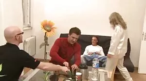 Η σέξι μωρό Candice Dare λατρεύει τις γαμημένες 2 γιγάντιες πούτσες