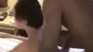 Σέξι κολεγιακό κορίτσι αναβοσβήνει τα βυζιά της δημόσια σε ένα ενεχυροδανειστήριο