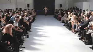 Η Busty Gabriela είναι έτοιμη να βραχεί τόσο καταραμένα