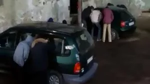 Έφηβος παιχνίδια και τεντώνει μουνί από κοντά