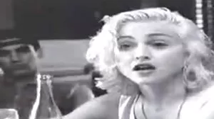 Η έφηβη πόρνη Nina Nirvana κάνει ό,τι της λένε και βγάζει το εσώρουχό της