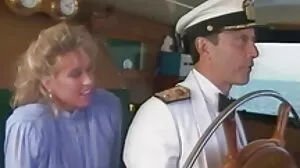 Μικροκαμωμένος έφηβος που τραβάει κάποιον μάγκα με μια μάσκα