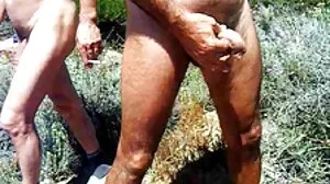 Ο Αλέξα Γκρέι που κόβει την ανάσα οργώνεται από μια μεγάλη μαύρη μηχανή