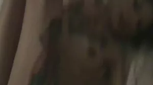 Ηλικιωμένη κυρία που δείχνει τα βυζιά της στην κάμερα skype