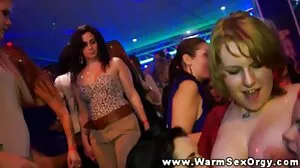 Ο Ασιάτης μασέρ τρώει τον κόκορα και μετά τον ανεβάζει