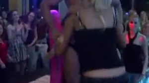 Η μικροκαμωμένη ξανθιά Alyssa Cole θέλει να την χειριστούν