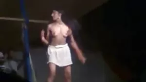 Η μικροκαμωμένη θετή μητέρα της Άλις Μάρτ ξέρει τι θέλει περισσότερο ο διεστραμμένος θετός της αδελφός