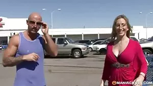 Busty milf παίρνει όργωμα και ρυμουλκά για cum
