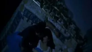 Μεγαλύτερος μεγάλος κόκορας τύπος κτυπά μικροκαμωμένο έφηβο