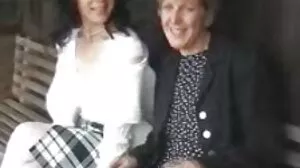 Η δασκάλα πιάνου Tanya τιμωρεί την έφηβη Allie