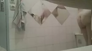 Η κοκκινομάλλα shemale γλείφει και γαμάει το μουνί του καυλιάρης συγκάτοικο της